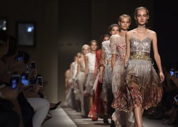 «Μας βίαζε με ναρκωτικά στο ποτό», άνδρες-μοντέλα καταγγέλλουν πασίγνωστο σχεδιαστή μόδας