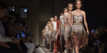 Alldaynews.gr «Μας βίαζε με ναρκωτικά στο ποτό», άνδρες-μοντέλα καταγγέλλουν πασίγνωστο σχεδιαστή μόδας