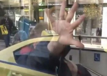 Ηλικιωμένη μούντζωσε την κάμερα του STAR επειδή την τράβηξε να μη φοράει μάσκα[video]