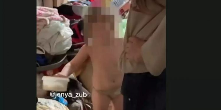 Alldaynews.gr Απίστευτη υπόθεση παιδικής κακοποίησης: Τάιζε με σκυλιά τα παιδιά της και τα είχε κλειδωμένα (pics, vid)