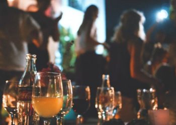 Σάλος με Πρωτοχρονιάτικο κορωνοπάρτι στη Μύκονο[video]