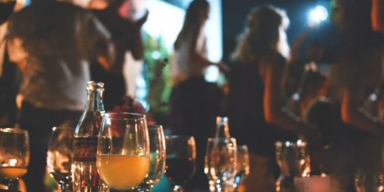 Σάλος με Πρωτοχρονιάτικο κορωνοπάρτι στη Μύκονο[video]