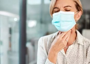 Κορονοϊός: Πώς καταλαβαίνουμε αν ο πονόλαιμος είναι σύμπτωμα COVID-19