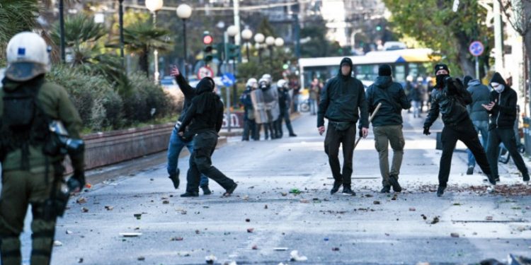 Χρυσοχοΐδης: Κανένας περιορισμός σε δημοσιογράφους-φωτορεπόρτερ στις πορείες