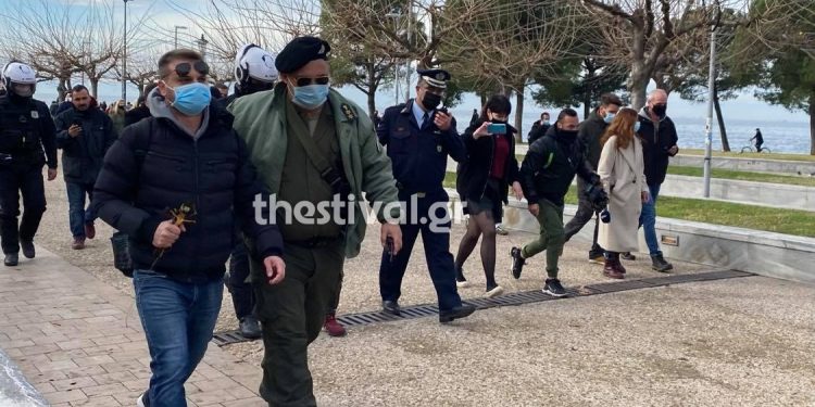 Alldaynews.gr ΤΩΡΑ: Ένταση στην παραλία της Θεσσαλονίκης – Έριξαν τον Σταυρό στη θάλασσα και τους προσήγαγε η Αστυνομία (video)