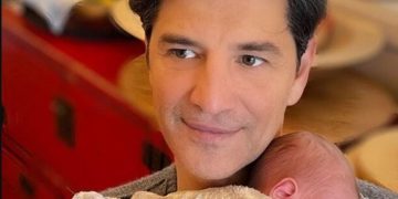 Σάκης Ρουβάς: Η πρώτη φωτογραφία με το νέο μωράκι της οικογένειας![photo]