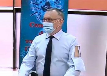 Υπουργός πήγε να εμβολιαστεί με πουκάμισο βγαλμένο από το ΑΜΑΝ Telemarketing!