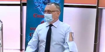 Alldaynews.gr Υπουργός πήγε να εμβολιαστεί με πουκάμισο βγαλμένο από το ΑΜΑΝ Telemarketing!