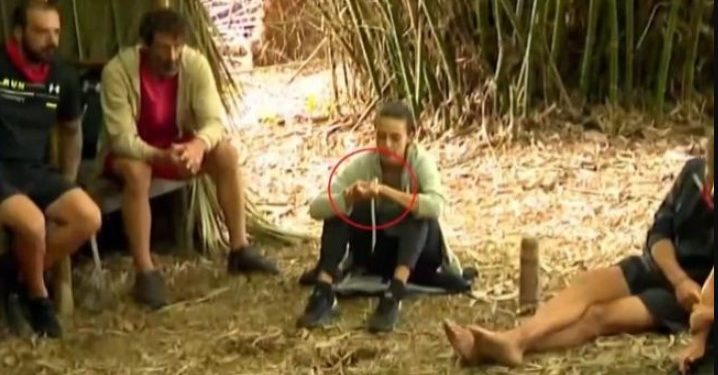 Alldaynews.gr Τι Καπνίζουν οι παίκτες στο Survivor; Το τσιγαράκι της Κάτιας Ταραμπάνκο έξω από την καλύβα