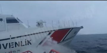 Νέα πρόκληση στα Ίμια: Τουρκική ακταιωρός παρενοχλεί ελληνικό αλιευτικό[video]