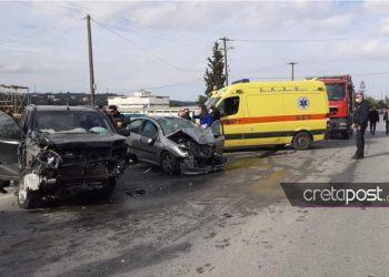 Καραμπόλα με πέντε τραυματίες και εγκλωβισμένους στα οχήματα (pics)