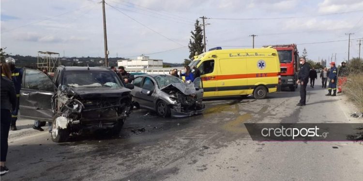 Alldaynews.gr Καραμπόλα με πέντε τραυματίες και εγκλωβισμένους στα οχήματα (pics)