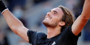 “Φωτεινός Παντογνώστης” τελικά ο Τσιτσιπάς! “Η λύση για την κλιματική αλλαγή είναι να αγοράσεις Tesla”