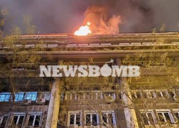 ΠΡΙΝ ΛΙΓΟ: Φωτιά στην Ακαδημίας – Έσωσαν ζευγάρι Αστυνομικοί – Τους έβγαλαν από φλεγόμενο όροφο