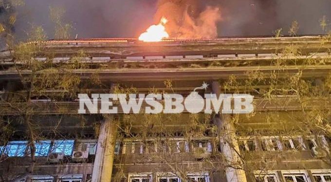 Alldaynews.gr ΠΡΙΝ ΛΙΓΟ: Φωτιά στην Ακαδημίας – Έσωσαν ζευγάρι Αστυνομικοί – Τους έβγαλαν από φλεγόμενο όροφο