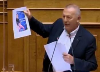 Παφίλης: Έβγαλε στη Βουλή αφίσες της ΔΑΠ με ημίγυμνες