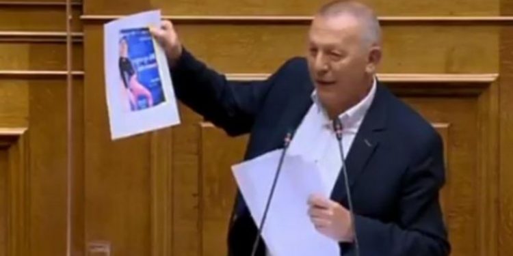 Παφίλης: Έβγαλε στη Βουλή αφίσες της ΔΑΠ με ημίγυμνες