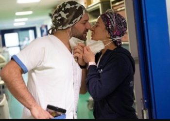 Άγιος Βαλεντίνος-Κορονοϊός: Παντρεμένο ζευγάρι Νοσηλευτών σε εντατική ανταλλάσσουν φιλί την ώρα αλλαγής βάρδιας