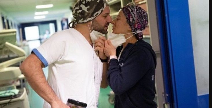 Alldaynews.gr Άγιος Βαλεντίνος-Κορονοϊός: Παντρεμένο ζευγάρι Νοσηλευτών σε εντατική ανταλλάσσουν φιλί την ώρα αλλαγής βάρδιας