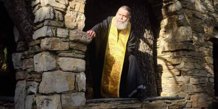 Alldaynews.gr Άγριες Μέλισσες: Δεν πάει ο νους σου σε ποια ηρωίδα κάνει προξενιό ο παπά Γρηγόρης