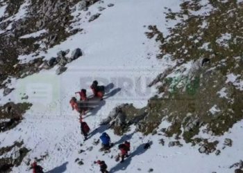 Τραγικές στιγμές: Άνδρες της ΕΜΑΚ μεταφέρουν το άψυχο σώμα του 32χρονου πιλότου