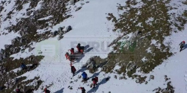 Alldaynews.gr Τραγικές στιγμές: Άνδρες της ΕΜΑΚ μεταφέρουν το άψυχο σώμα του 32χρονου πιλότου