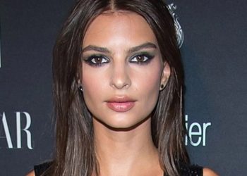 Έμιλι Ραταικόφσκι: Πόζαρε γυμνή στον 7ο μήνα της εγκυμοσύνης της[photo]