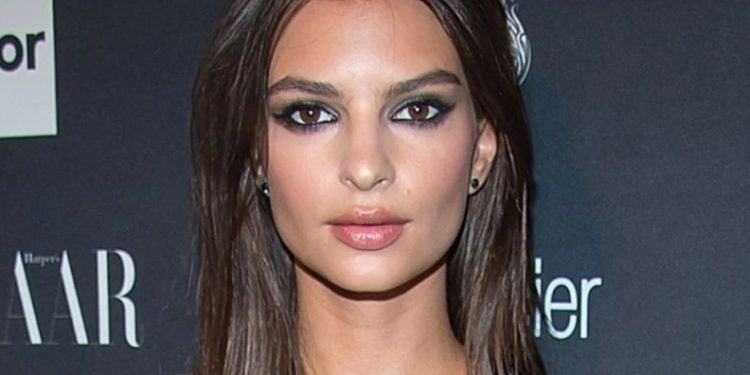 Έμιλι Ραταικόφσκι: Πόζαρε γυμνή στον 7ο μήνα της εγκυμοσύνης της[photo]