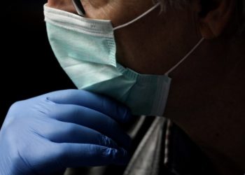 Πόσο καιρό ζει ο κορονοϊός σε χαρτονομίσματα, ρούχα, δέρμα, μάσκες