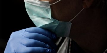 Alldaynews.gr Πόσο καιρό ζει ο κορονοϊός σε χαρτονομίσματα, ρούχα, δέρμα, μάσκες