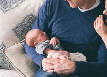 Alldaynews.gr Άδεια 14 ημερών στους πατέρες μετά τον τοκετό-Τι προβλέπει νέο νομοσχέδιο