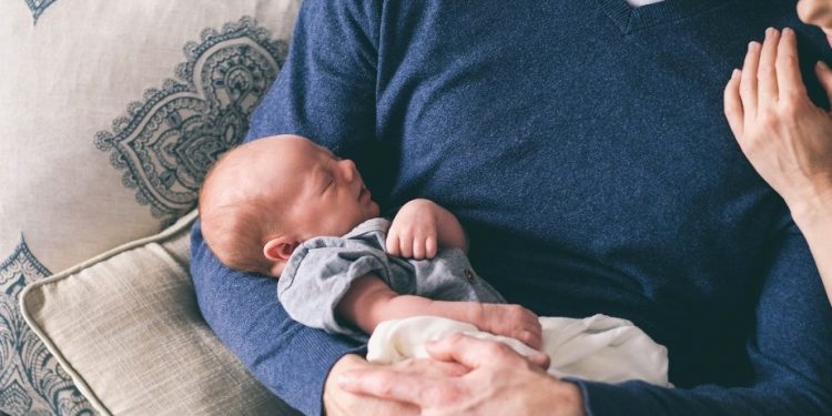 Alldaynews.gr Άδεια 14 ημερών στους πατέρες μετά τον τοκετό-Τι προβλέπει νέο νομοσχέδιο