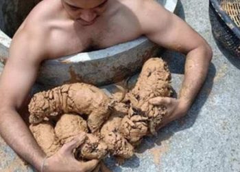 Άνοιξε την αποχέτευση, κατέβηκε και έσωσε 5 κουτάβια που πνίγονταν στη λάσπη. Τα υιοθέτησε[photos]