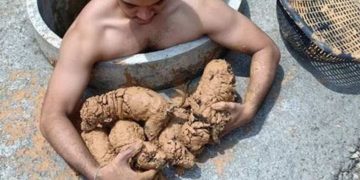 Άνοιξε την αποχέτευση, κατέβηκε και έσωσε 5 κουτάβια που πνίγονταν στη λάσπη. Τα υιοθέτησε[photos]