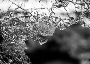 Εργολάβος έσπασε το κεφάλι της γυναίκας του πάνω σε τζάμι επειδή αρνήθηκε να καθαρίσει