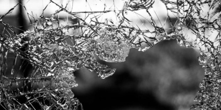 Εργολάβος έσπασε το κεφάλι της γυναίκας του πάνω σε τζάμι επειδή αρνήθηκε να καθαρίσει