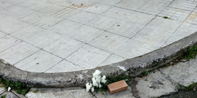 Τραγωδία με Ντελιβερά: Δάκρυα και λουλούδια στο σημείο που σκοτώθηκε ο 19χρονος Νίκος[photos]