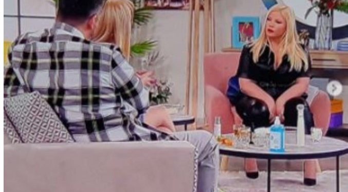 Alldaynews.gr Αντελίνα Βαρθακούρη σε Παπανώτα: Ναι κάποιες παχύναμε και τα ρούχα δεν μπορούν να κάτσουν καλά