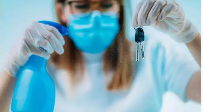 Alldaynews.gr Κορωνοϊός: Γιατί απολυμαίνουμε τις επιφάνειες αφού σπάνια μεταδίδεται από αυτές