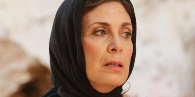 Alldaynews.gr Άγριες Μέλισσες: Βρίσκουν την Μυρσίνη πεσμένη στο πάτωμα – «Δυστυχώς η σύζυγός σας έχει όγκο»