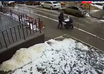 Σοκαριστικό βίντεο: Βρέφος σκοτώθηκε όταν άντρας έπεσε από τον 17ο όροφο στο καρότσι του