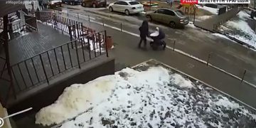 Σοκαριστικό βίντεο: Βρέφος σκοτώθηκε όταν άντρας έπεσε από τον 17ο όροφο στο καρότσι του