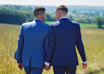 Alldaynews.gr Το μυστικό της Πεταλούδας: Αντιδράσεις για το πρώτο γκέι φιλί στην κρατική τηλεόραση – Η αποστομωτική απάντηση του σκηνοθέτη