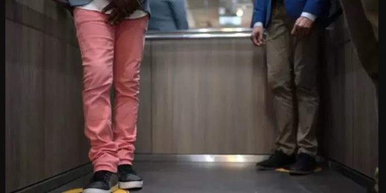 Alldaynews.gr Κορονοϊός: Δείτε πώς θα στεκόμαστε στα ασανσέρ-Τι πρέπει να κάνουν οι διαχειριστές των κτηρίων