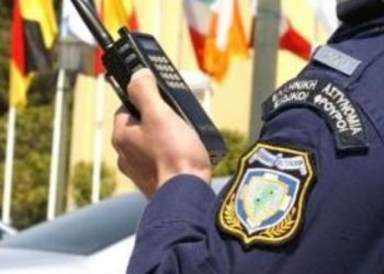 Αξιωματικός της ΕΛΑΣ νοίκιαζε για 5.000€ το μήνα τον ασύρματό του για να ειδοποιούνται κυκλώματα διαρρηκτών!