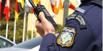 Alldaynews.gr Αξιωματικός της ΕΛΑΣ νοίκιαζε για 5.000€ το μήνα τον ασύρματό του για να ειδοποιούνται κυκλώματα διαρρηκτών!