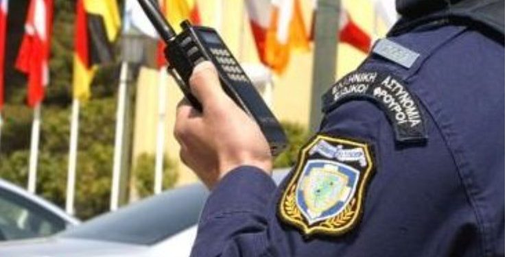 Alldaynews.gr Αξιωματικός της ΕΛΑΣ νοίκιαζε για 5.000€ το μήνα τον ασύρματό του για να ειδοποιούνται κυκλώματα διαρρηκτών!