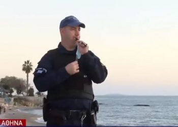 Στις 18:05 αστυνομικός σφύριζε για να φύγει ο κόσμος από την παραλία: «Για πάμε…» (vid)