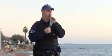 Στις 18:05 αστυνομικός σφύριζε για να φύγει ο κόσμος από την παραλία: «Για πάμε…» (vid)