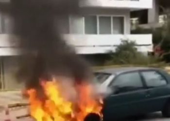 Γλυφάδα: Αστυνομικός έσβησε φωτιά σε ΙΧ στο οποίο επέβαιναν ηλικιωμένη με παιδί (vids)